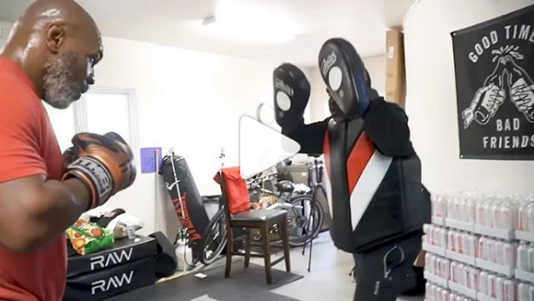 『迈克·泰森』53岁拳王泰森复出训练曝光!超惊人拳头破坏力引来巨石强森大赞