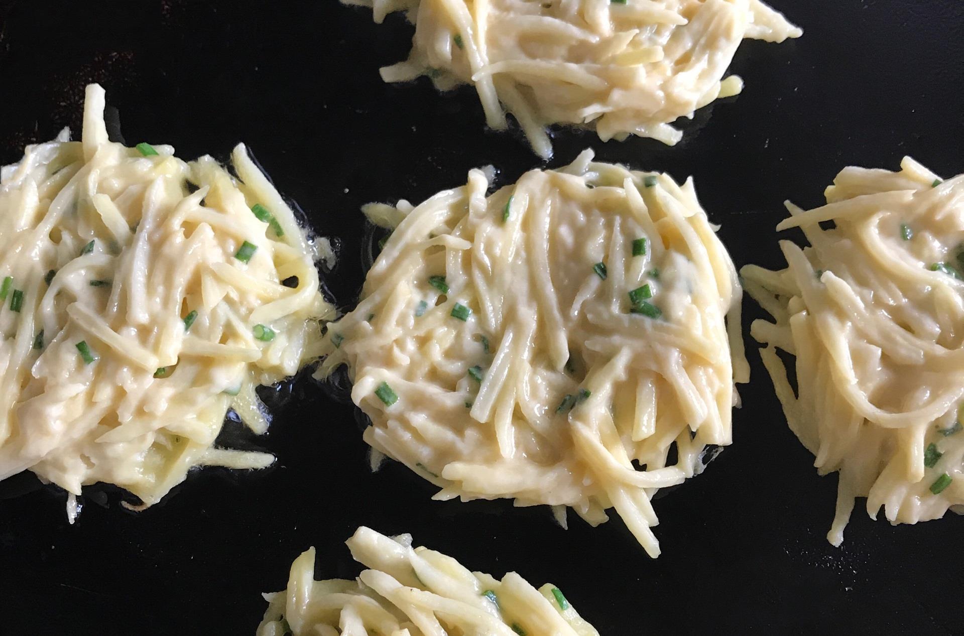 土豆丝|早餐吃它，儿子从不懒床，手不碰面，10分钟做好，三天两头闹着吃