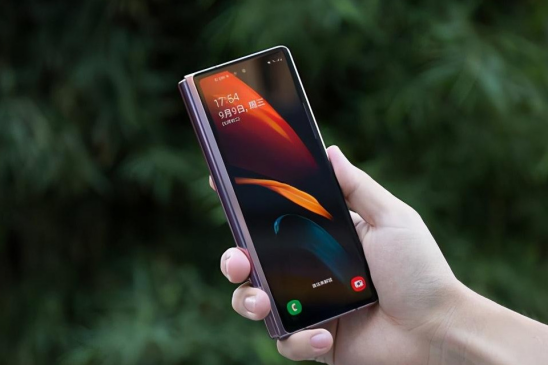 折叠屏|三星这款折叠屏究竟“秀”在哪儿？光是屏幕就大有来头