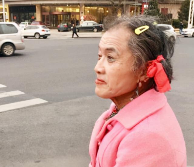 臆说古史|他男扮女装16年,靠拾荒还清18万:被嫌弃的一生,但活得堂堂正正