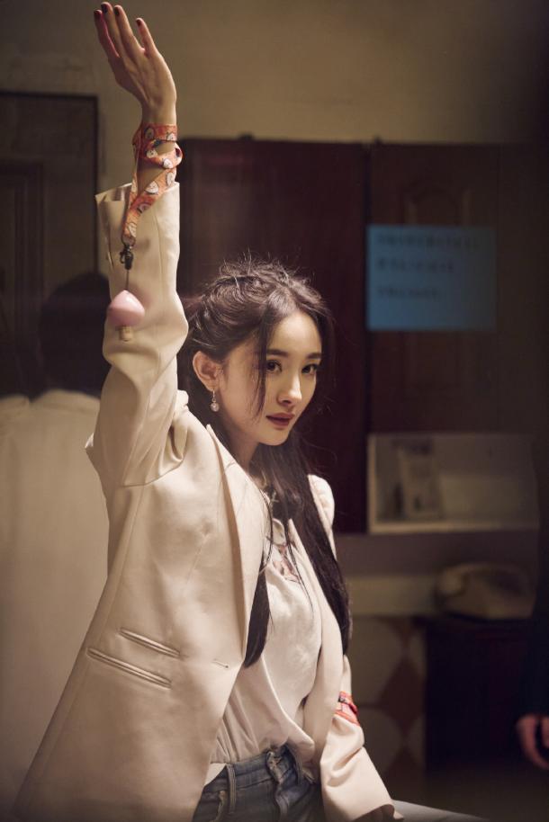 穿衣搭配|不愧是“带货女王”,杨幂在《密逃》里的初秋穿搭,又美到我了