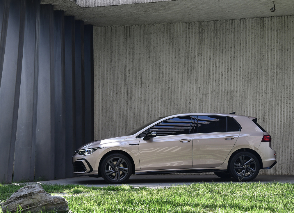 大众汽车|大众的“金字招牌”,上市46年换代6次,8.92万就能入手