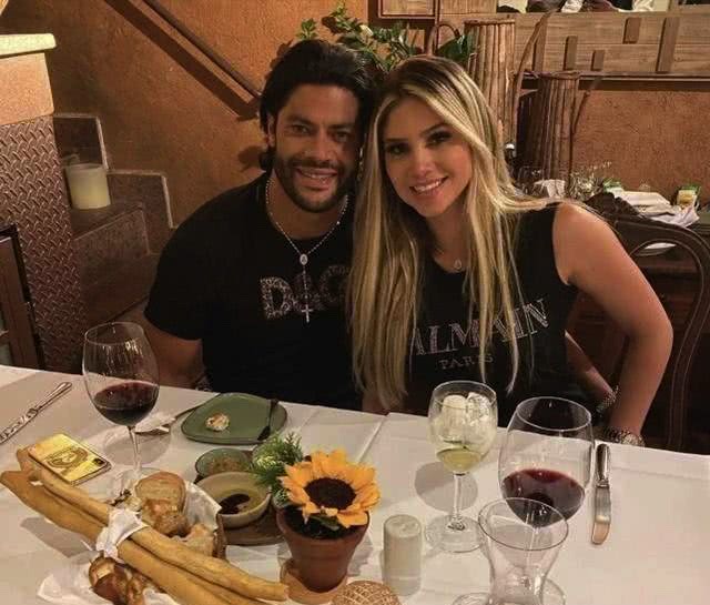 【澳洲】上港外援队长不自律？携前妻外甥女狂吃澳洲和牛！热量疑似严重超标