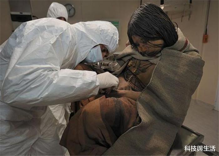 「木乃伊」科学家发现神秘女尸,距今500年历史,她的右手引人深思!