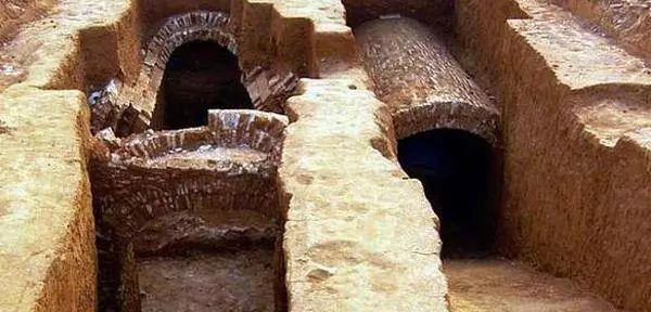 古墓：大雨冲出2000多年古墓，一只“千岁”龟爬出，专家：你吓到我了