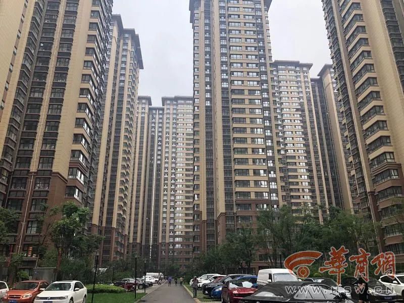 华商网|敢住吗？西安一回迁安置房单元门附近突陷近百平方米深坑