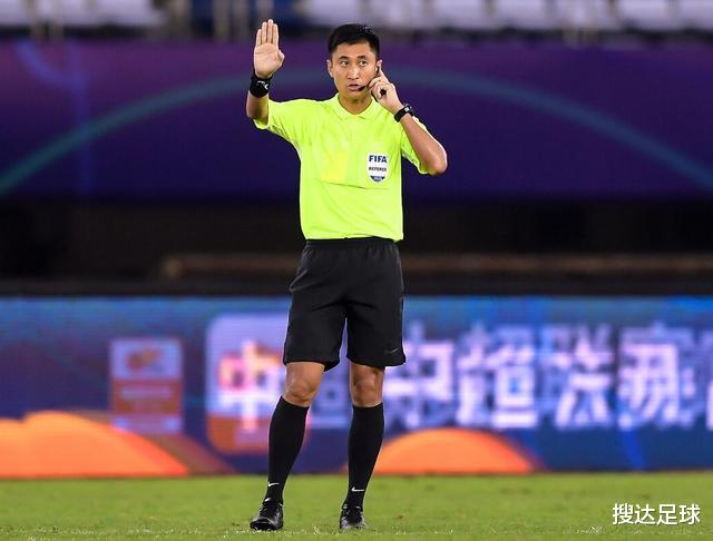 马宁|中超今晚最大争议！马宁看3分钟VAR难判罚，上港主帅当场发飙