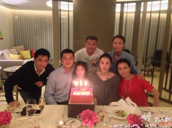 |走进王菲在北京的家,住着独栋的3层欧式别墅 ,户外环境似仙境