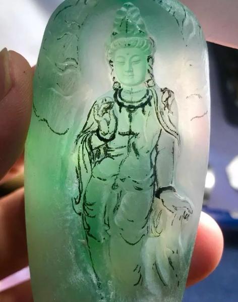 |连玉雕大师都想不到的带色翡翠片料，起货后如此让人爱不惜手