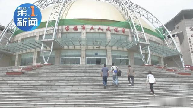 陕西■痛心！陕西一文化宫玻璃门倒塌致3岁男童身亡
