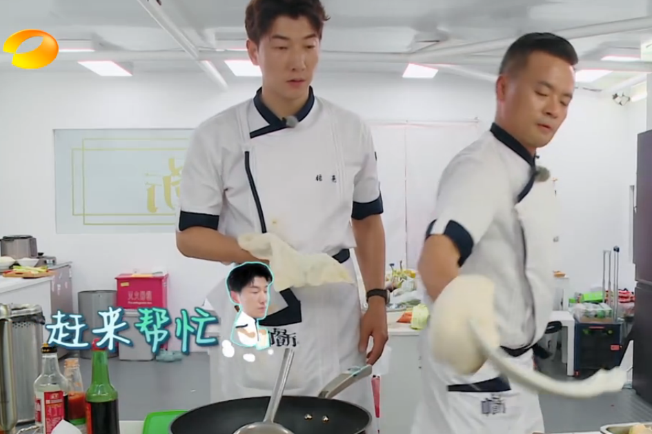 厨师|林大厨三次炸锅还坚持用砂锅，救场方式引热议：不愧是国宴厨师