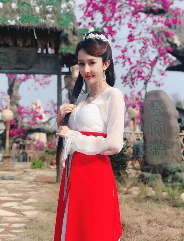 [文梦洋]她被称烂片女王，整容后仍不火，今颜值飙升神似杨幂，成霸屏网红