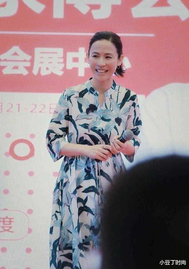 连衣裙|49岁宣萱还单身,穿印花连衣裙配高马尾亮相,状态年轻像35岁