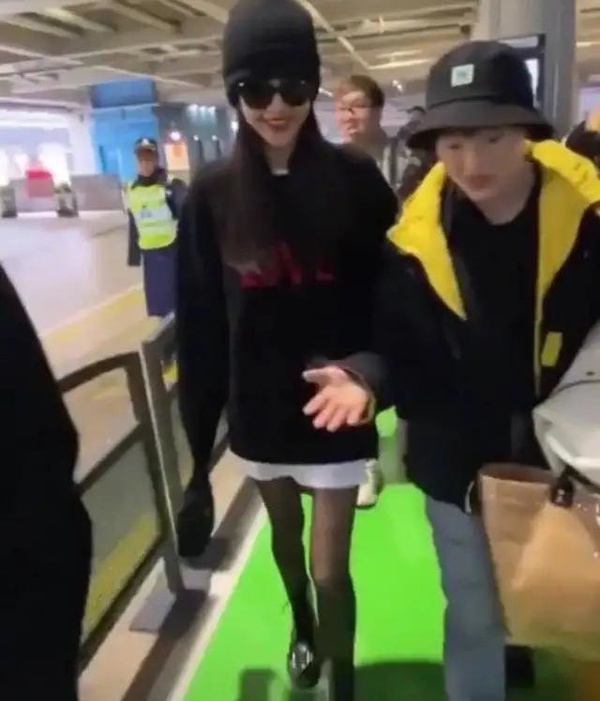 『郑爽』孙怡的腿瘦到变形，堪比之前暴瘦的郑爽，腿精女孩私下如何打扮