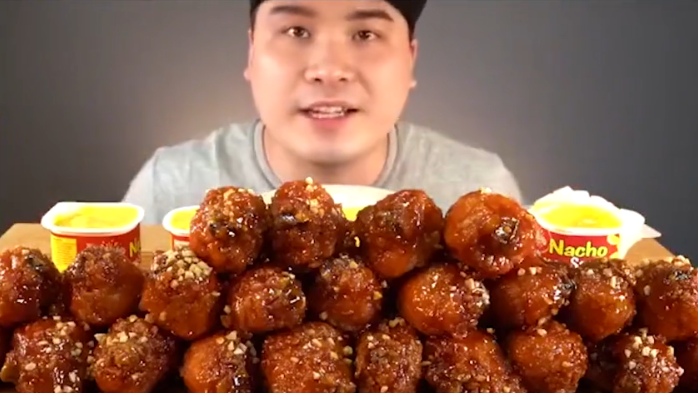 『』大胃王吃50个“炸鸡腿”，刚啃一口看出猫腻，网友：求你别装了！