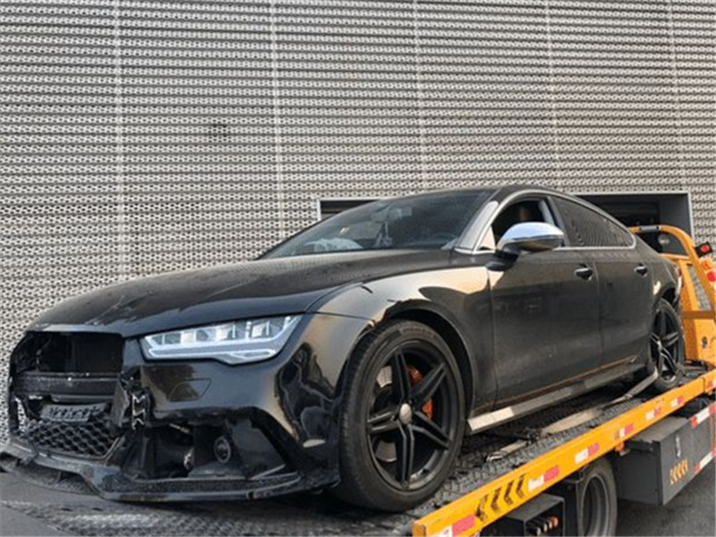 奥迪A7|奥迪A7撞上本田思域，车损车距过大，路人：不愧是“纸糊车”！