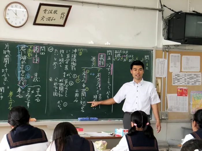 教师节|上万名日本老师抱怨“快死了”：曾经的“圣职”为什么成了高危职业？