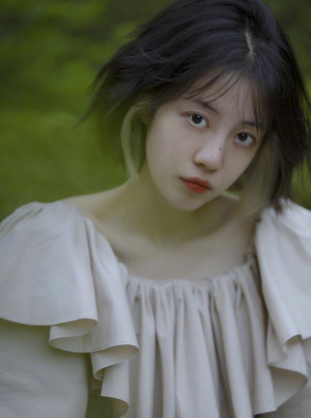 李溪芮|31岁李溪芮参加冷门综艺，坐实腿精称号，挂耳染发型引领时尚潮流