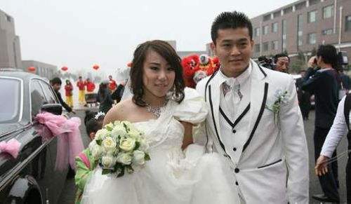 赵本山|她22岁被赵本山带上春晚，成名后开百万路虎，抛弃丈夫儿子