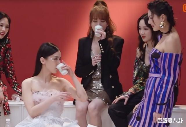 黄圣依@黄圣依抢蓝盈莹顺序,后台脱鞋金晨帮着拎鞋,宁静瘪嘴显不满情绪