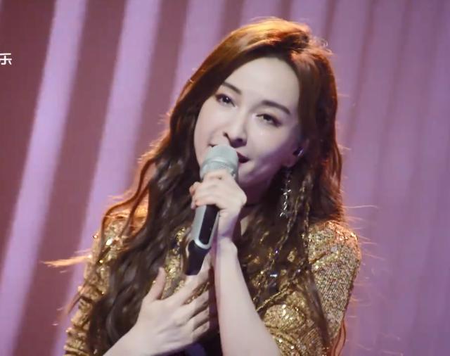 『蓝盈莹』《乘风破浪》蓝盈莹逼哭吴昕,被曝为拉票现场扯下吴昕袜子卖惨