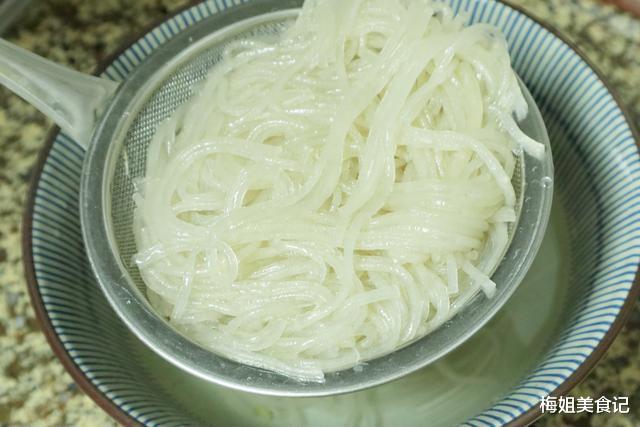 [豆芽]夏天，我经常给家人炒这道菜，成本不到5块钱，每次都光盘