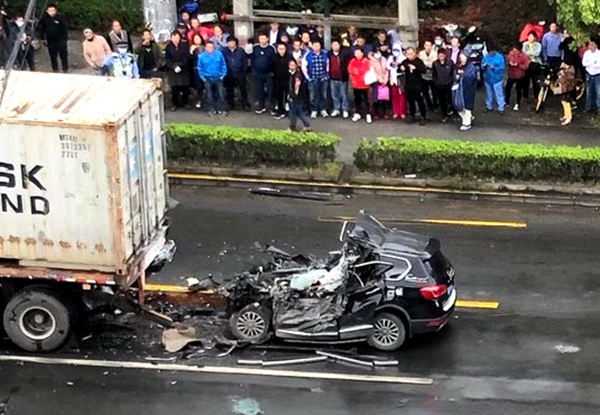 哈弗H6|现场惨烈！上海一辆哈弗H6越野车追尾大货车，司机直接被铲头