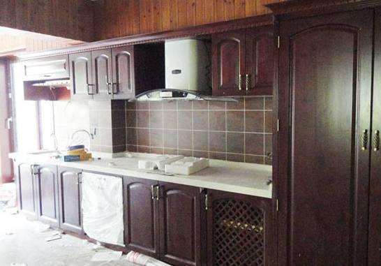 「」工人这样安装橱柜太聪明了，只是多做一个步骤，耐用几十年没问题