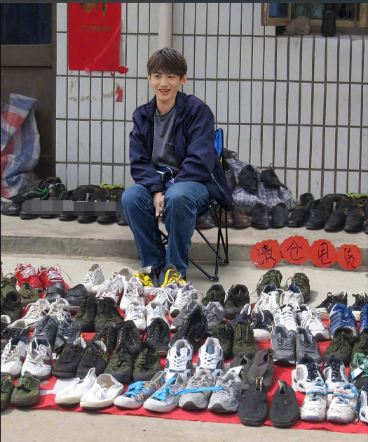 「摆摊」杨紫李现白宇王俊凯李易峰陈伟霆白敬亭，全员摆摊，地摊经济火了