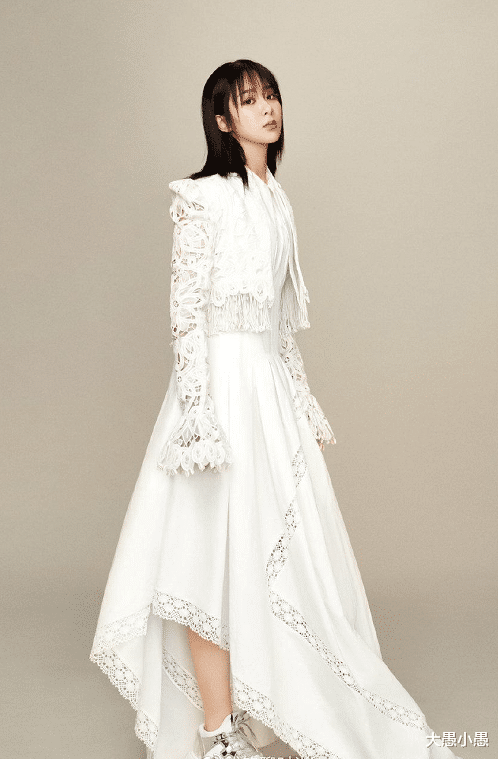 『发型』终于等到杨紫换发型了，换新刘海惹争议：还是换回去吧！