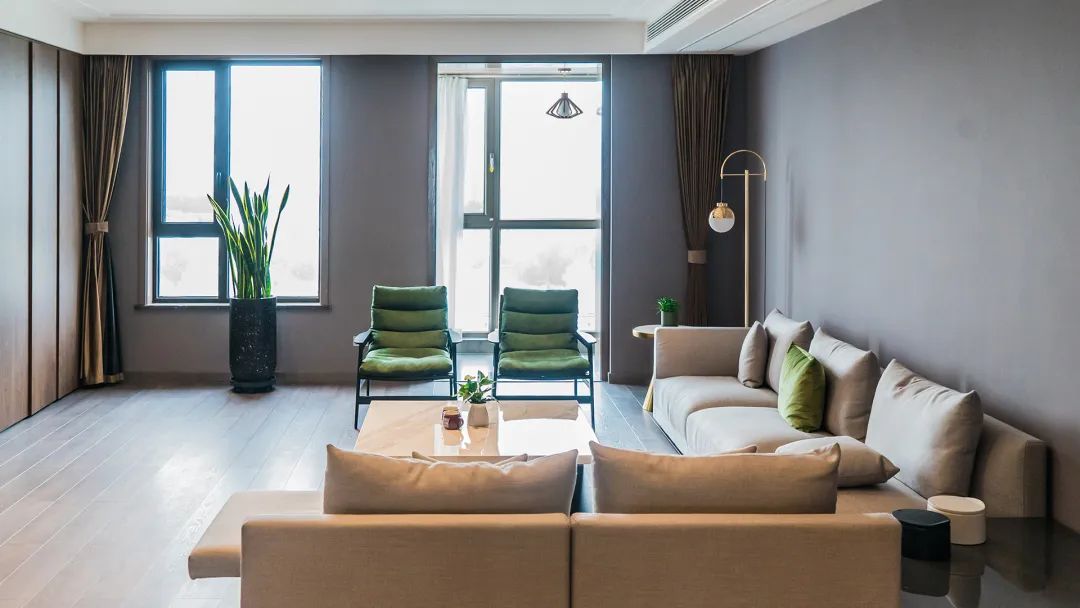 「」简洁装修，摆上轻奢的家居，稳重优雅的家，住出华丽品质生活！