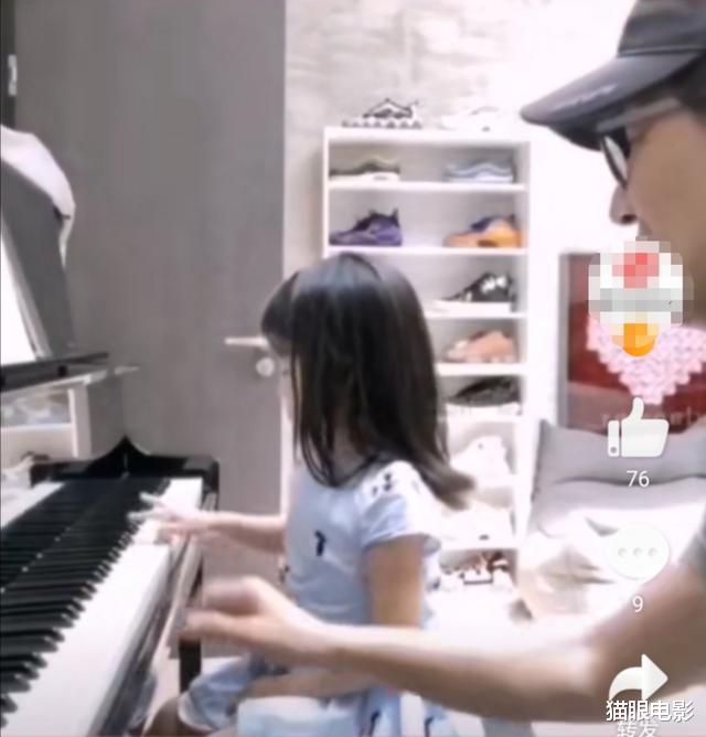 【汪峰】汪峰陪4岁女儿练琴,伸手捣乱遭不耐烦驱赶,身后限量球鞋柜亮了