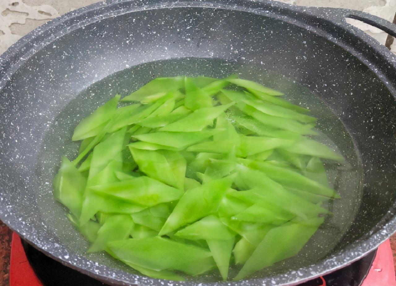 莴笋|炒莴笋，直接下锅炒是大忌，多加1步，莴笋不变色，清脆口感好！
