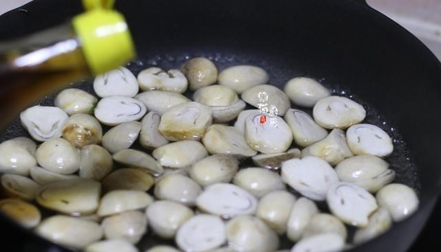 草菇|这菜一年四季都不贵,双倍高蛋白,比猪肉牛肉好,孩子长个正需要