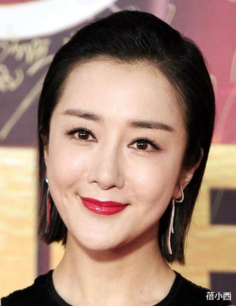 连衣裙|李依晓换了短发更气质，穿黑色连衣裙高贵大气，下半身半透好吸睛