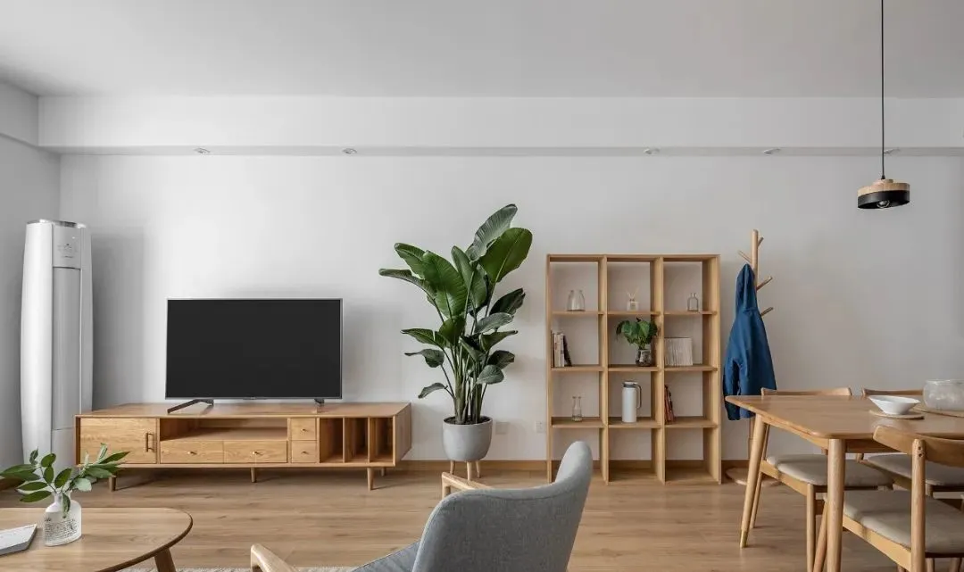 []95㎡原木简约风格装修，客厅飘窗采光加分！