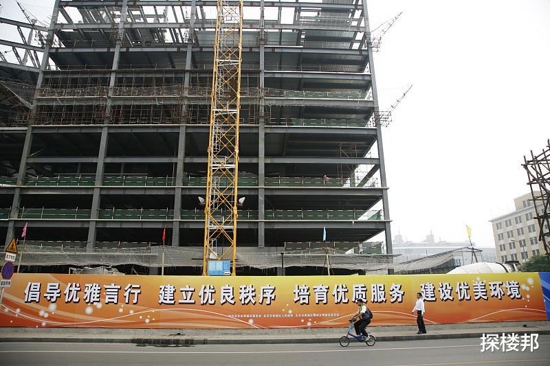 当之无愧的水泥钢铁之王，一夜之间异常短缺，只因有85亿平米在建工程