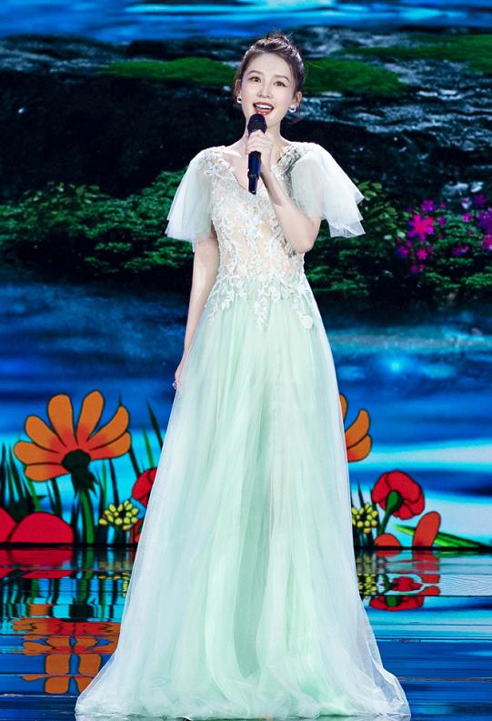 「秦岚」秦岚\接班\董卿，青花瓷国风礼服美翻了！稳赢小11岁李沁粽子裙