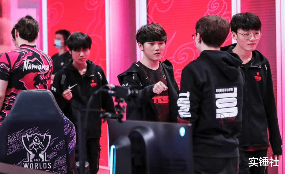 翻译|晋级后阿水因头大采访出事故!欧美女主持笑出声,翻译差点没憋住