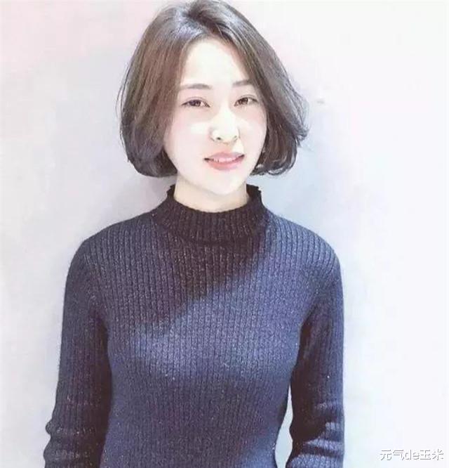 发型|上年纪的女人别乱折腾头发,今秋流行这4款发型,显脸小又显年轻