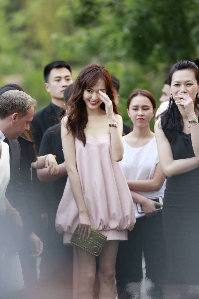 [周星驰]唐嫣生下宝宝后状态如何？嫩粉色花苞裙显骨感，罗晋宠出蜜桃少女