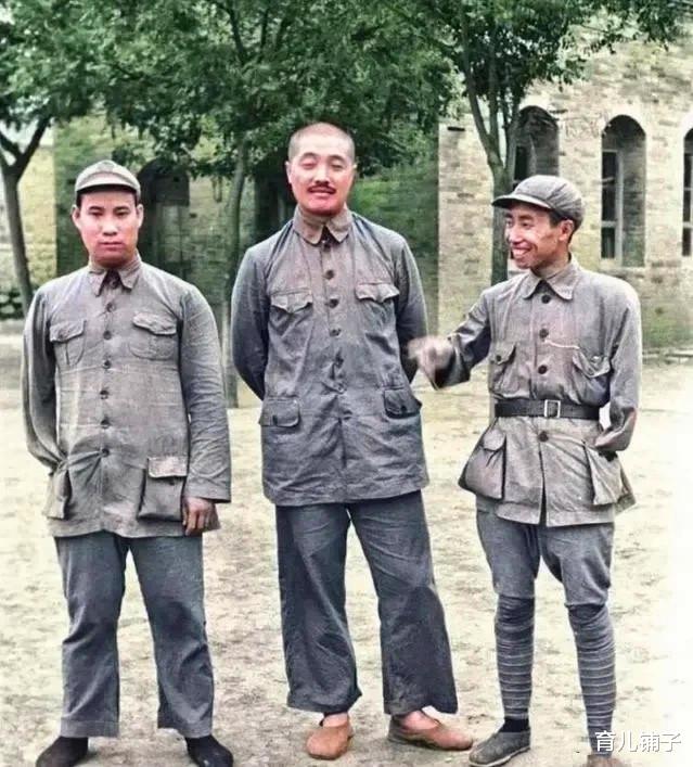 金日成|历史上过目难忘的照片：金日成为邓公点烟，图3周总理和“喜剧大师”卓别林