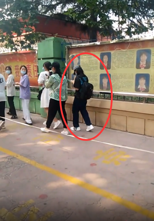 张子枫|张子枫出考场,走在校园中,全程快走很低调,却因拿出手机引热议