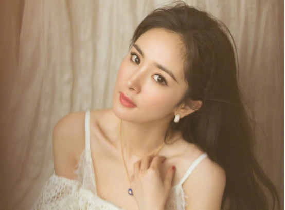 迪丽热巴|三位女星的“帝王装扮”，每一个都非常霸气，而热巴的美艳！