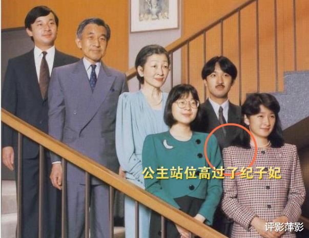 偏心的日本皇室，公主跟父母平坐，雅子皇後和紀子妃卻蹲地？-圖4