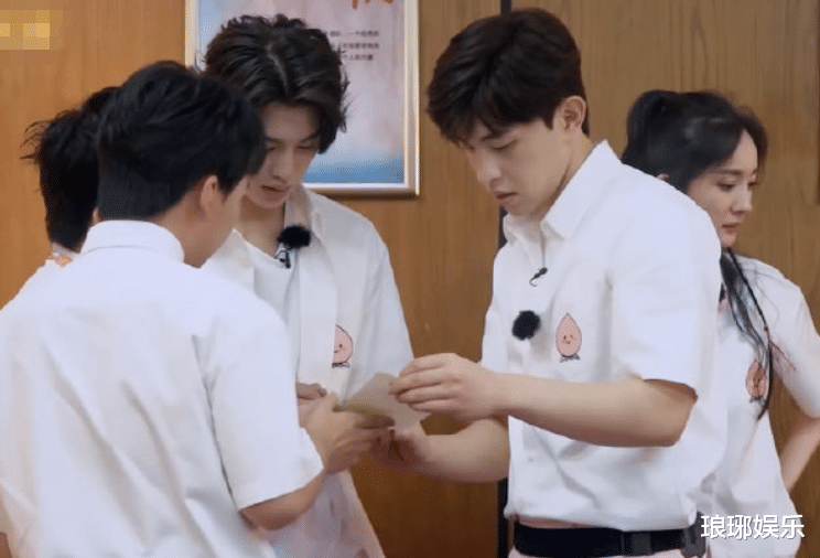 密室大逃脱|《密室大逃脱》嘉宾吃剩饭,当镜头放大五倍后,是否假吃一目了然