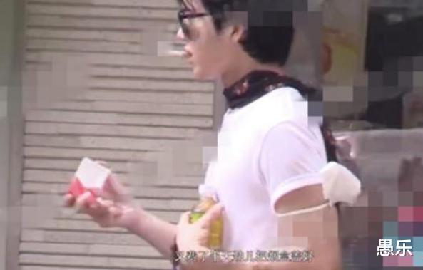 |27岁当红男星犯烟瘾，街头随地吐痰、抽烟毫无偶像包袱，穿着随便引热议