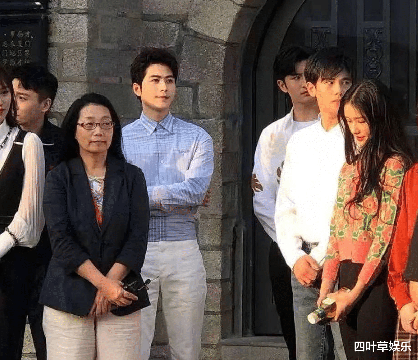 关晓彤|“星辰大海”演员路透，关晓彤身材抗打，年轻演员生图颜值好看