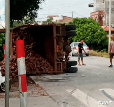 广西|广西一电车惨遭货车撞飞，一人腿都没了，当场身亡！