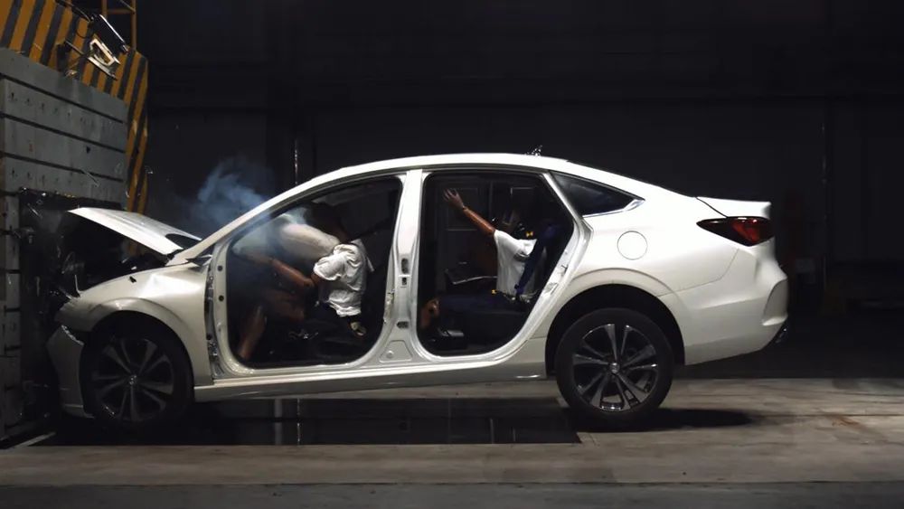 「长安逸动」长安逸动PLUS碰撞测试,居然做了一场直播,结果是?